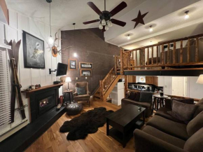 Ski In, Ski Out Cozy Creek Side Cabin w Front Yard